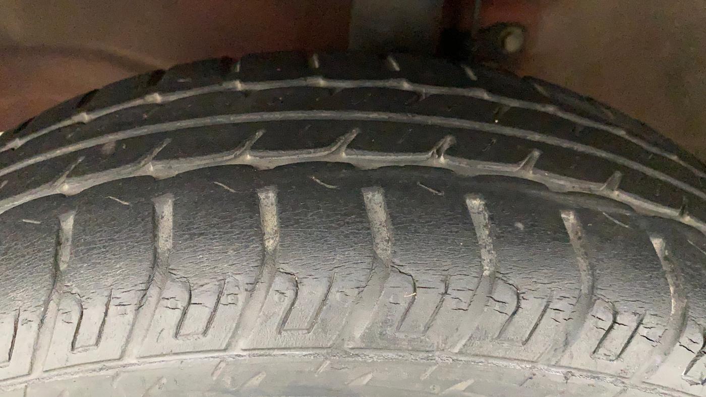 2011 Maruti Wagon R 1.0 VXI, Petrol, Manual, 56,801 km, Left Front Tyre Tread