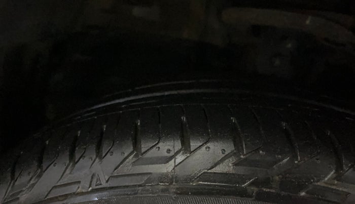 2015 Toyota Corolla Altis G PETROL, Petrol, Manual, 97,407 km, Left Front Tyre Tread