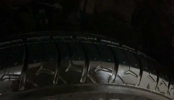 2015 Toyota Corolla Altis G PETROL, Petrol, Manual, 97,407 km, Right Front Tyre Tread