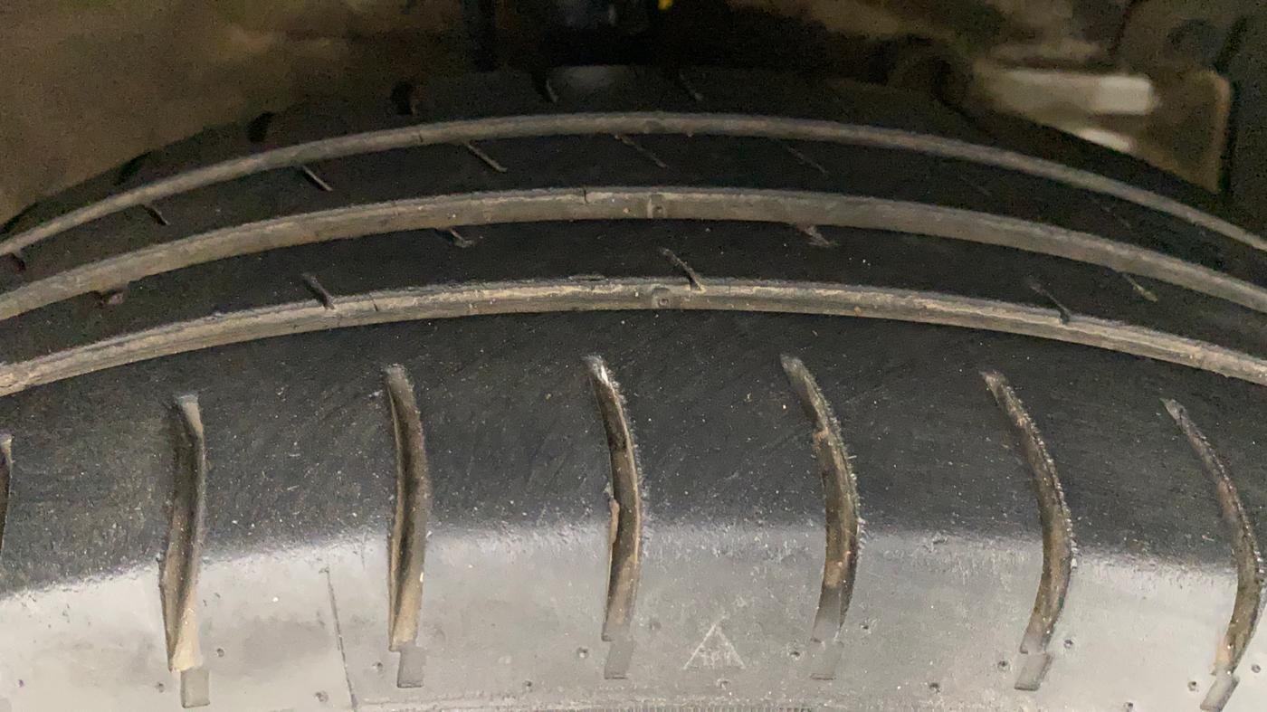 2015 Maruti Swift VXI, Petrol, Manual, 1,11,145 km, Right Front Tyre Tread