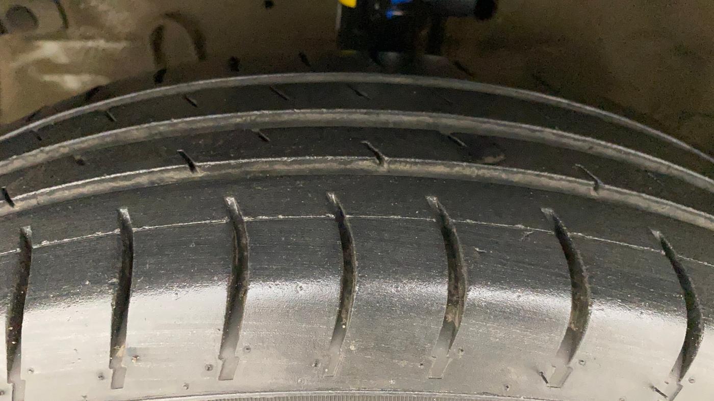 2015 Maruti Swift VXI, Petrol, Manual, 1,11,145 km, Left Front Tyre Tread