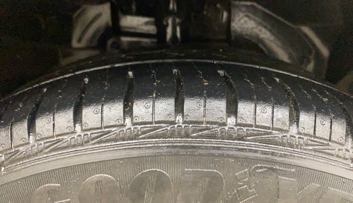 2016 Ford Figo Aspire TREND 1.2 PETROL, Petrol, Manual, 97,033 km, Right Front Tyre Tread