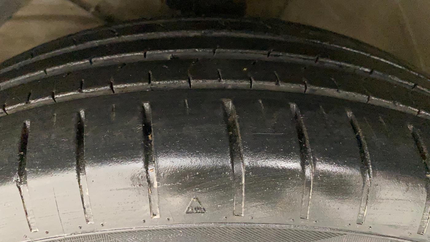 2022 Maruti Swift ZXI PLUS AMT DUAL TONE, Petrol, Automatic, 31,890 km, Left Front Tyre Tread