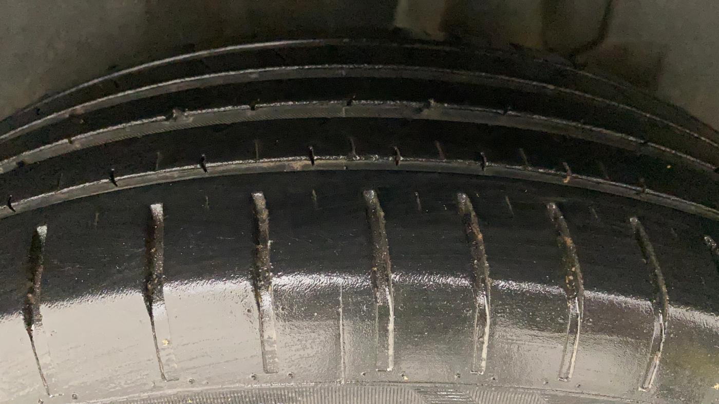 2022 Maruti Swift ZXI PLUS AMT DUAL TONE, Petrol, Automatic, 31,890 km, Left Rear Tyre Tread