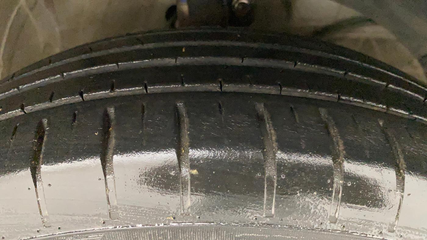 2022 Maruti Swift ZXI PLUS AMT DUAL TONE, Petrol, Automatic, 31,890 km, Right Front Tyre Tread