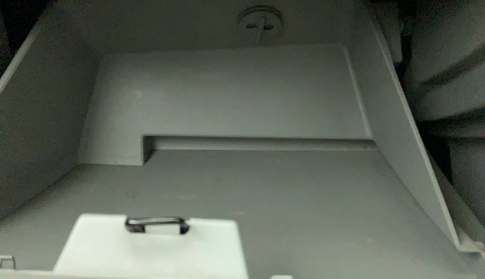2018 Tata Tiago XZ PLUS DUAL TONE PETROL, Petrol, Manual, 25,862 km, Cooled Glove Box