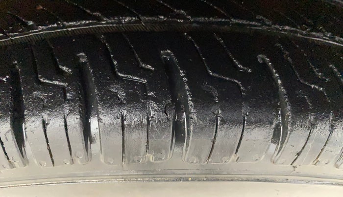 2016 Maruti Celerio VXI AMT, Petrol, Automatic, 1,11,602 km, Right Front Tyre Tread