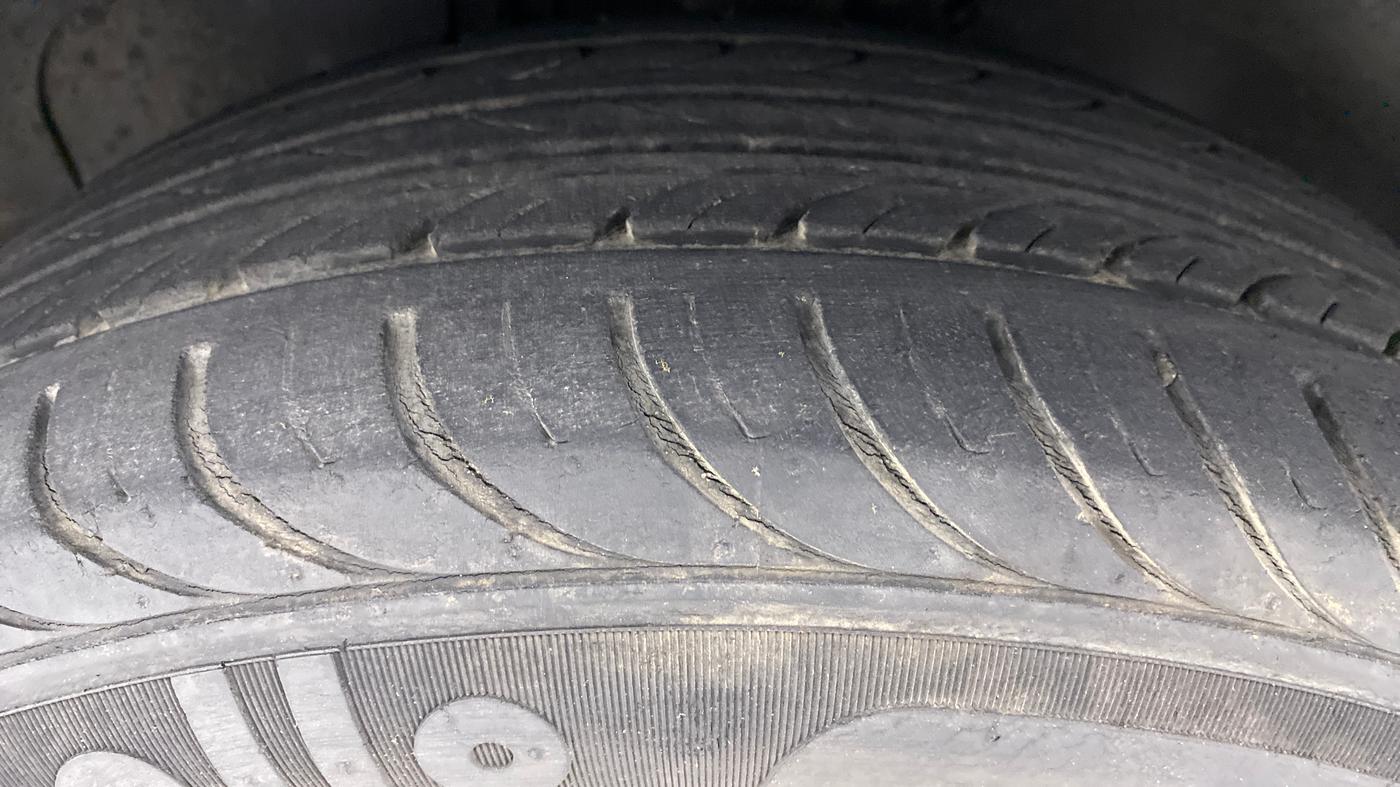 2013 Ford Figo 1.2 TITANIUM DURATEC, Petrol, Manual, 23,212 km, Left Front Tyre Tread