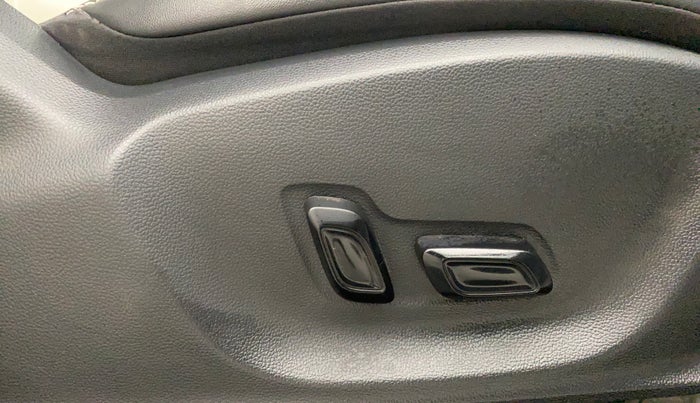 2022 MG ASTOR SHARP 1.5 MT, Petrol, Manual, 30,004 km, Driver Side Adjustment Panel