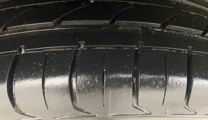 2014 Ford Ecosport TITANIUM 1.5L DIESEL, Diesel, Manual, 1,18,840 km, Right Rear Tyre Tread