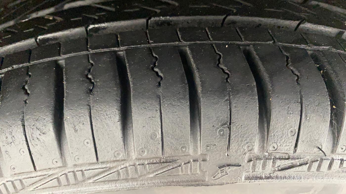 2020 Volkswagen Polo TRENDLINE 1.0L, Petrol, Manual, 34,663 km, Left Front Tyre Tread