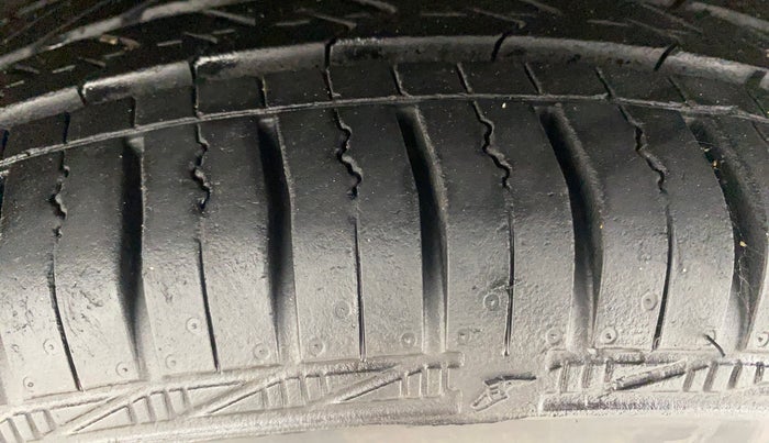 2020 Volkswagen Polo TRENDLINE 1.0L, Petrol, Manual, 34,663 km, Left Front Tyre Tread