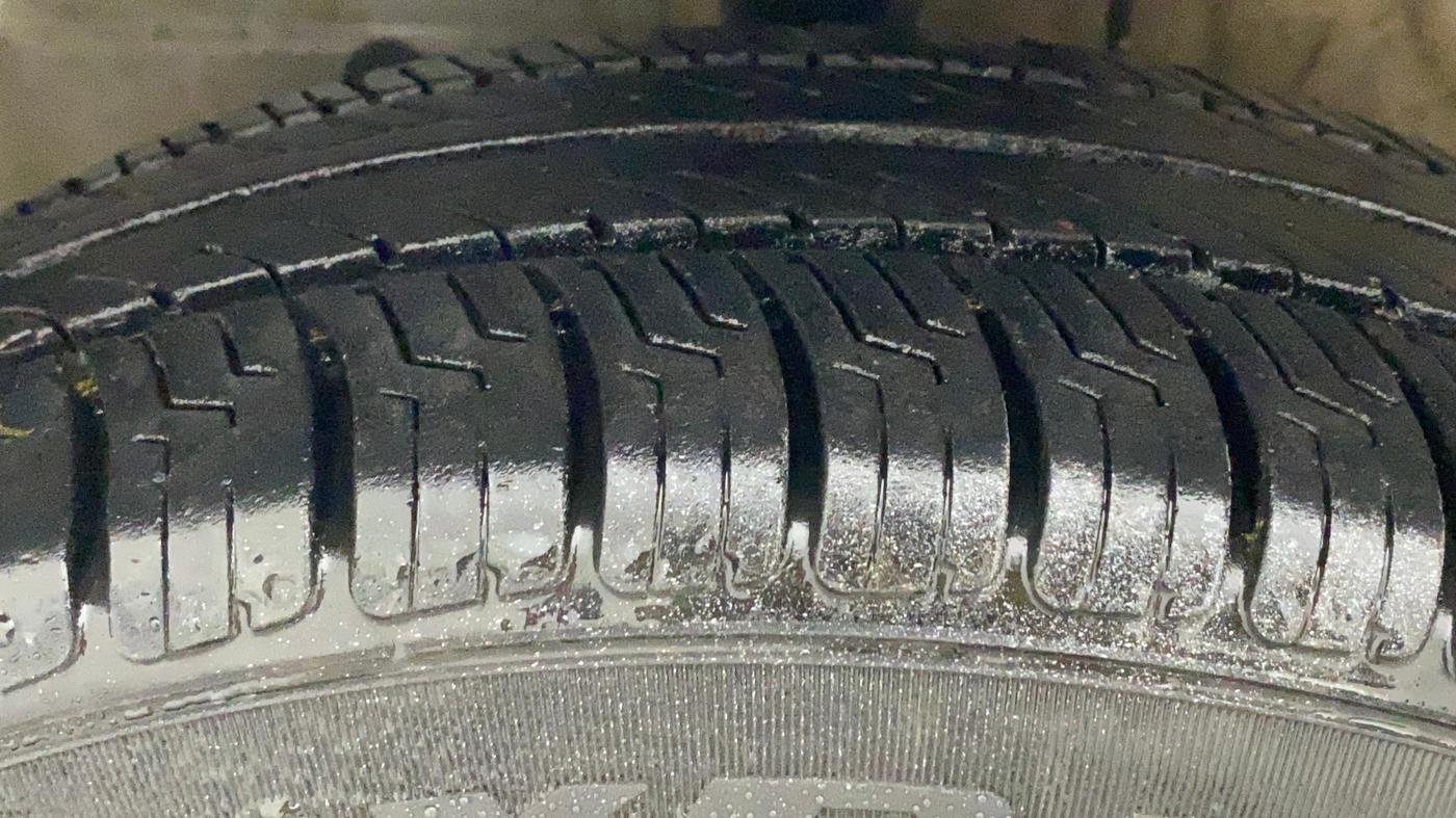 2011 Toyota Etios G, Petrol, Manual, 66,378 km, Left Front Tyre Tread