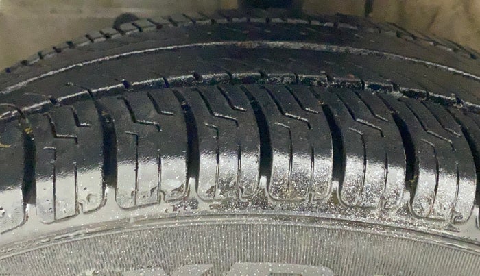 2011 Toyota Etios G, Petrol, Manual, 66,378 km, Left Front Tyre Tread