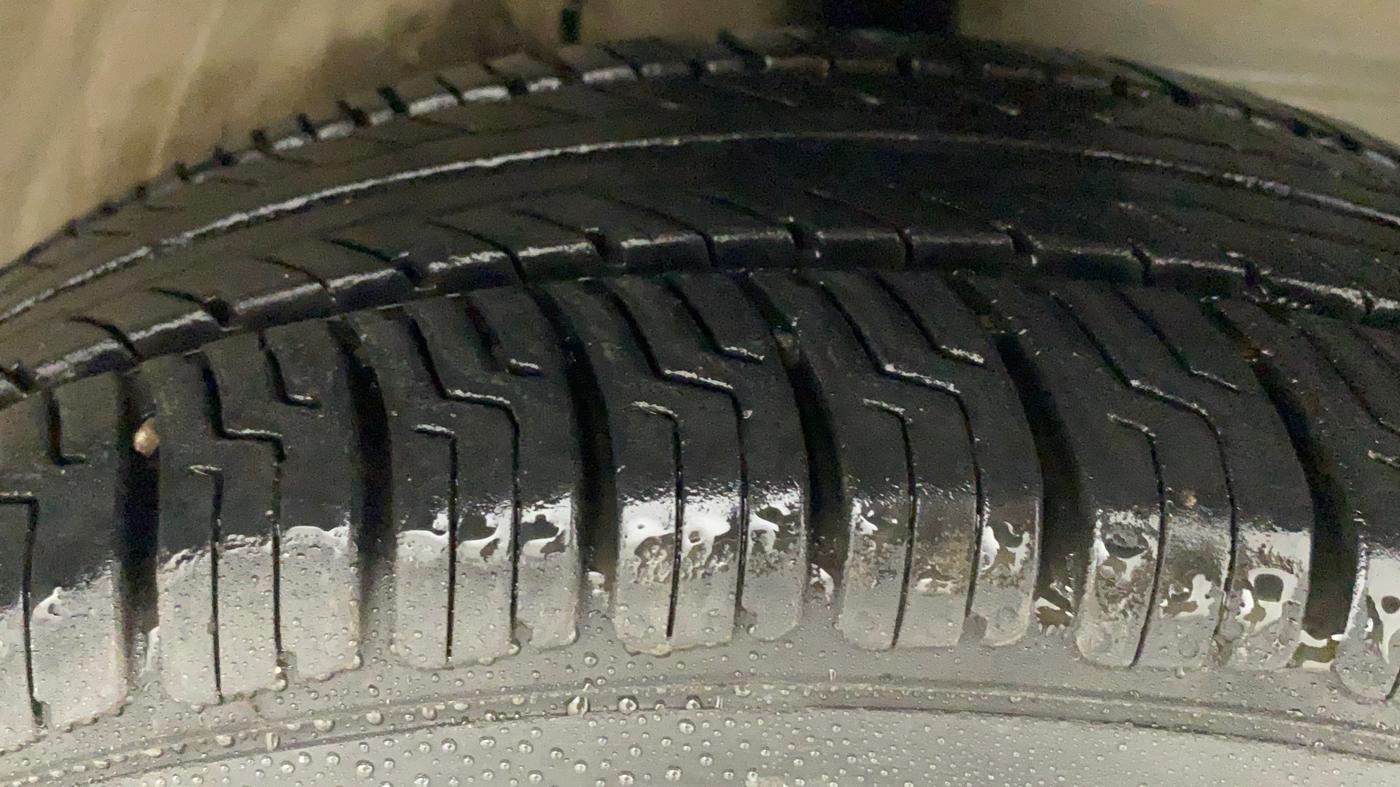 2011 Toyota Etios G, Petrol, Manual, 66,378 km, Right Front Tyre Tread