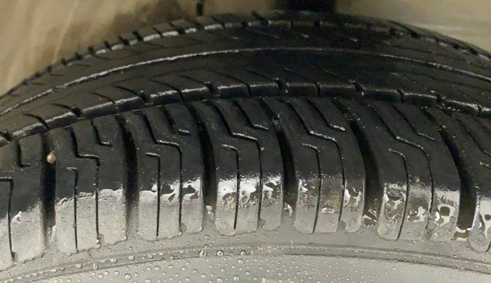2011 Toyota Etios G, Petrol, Manual, 66,378 km, Right Front Tyre Tread