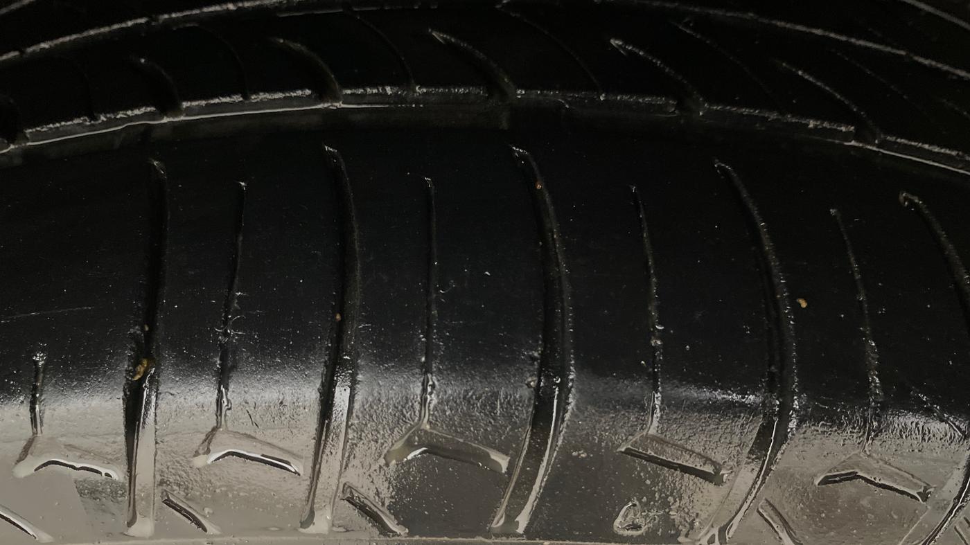 2013 Maruti SX4 VDI, Diesel, Manual, 1,16,796 km, Right Front Tyre Tread