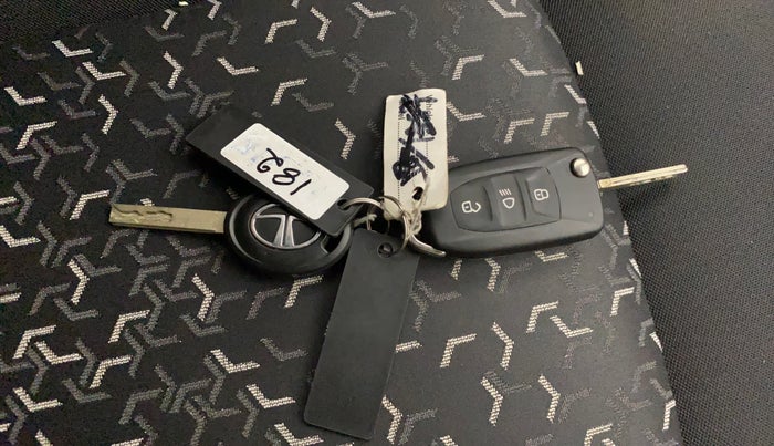 2022 Tata Tiago XZA PLUS PETROL, Petrol, Automatic, 14,945 km, Key Close Up