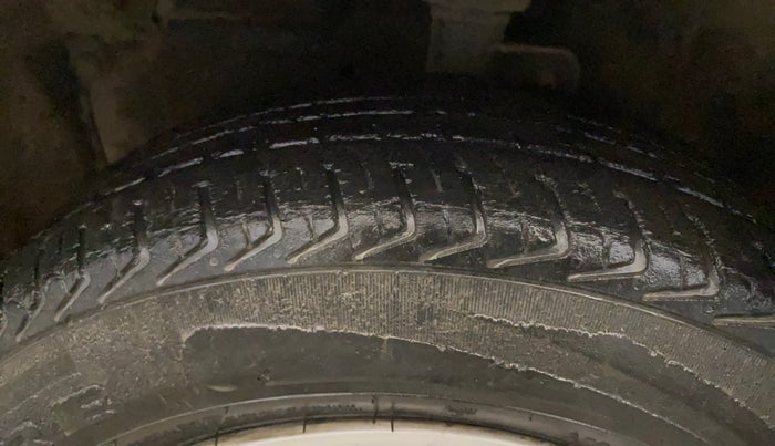 2014 Maruti Celerio LXI, CNG, Manual, 76,702 km, Left Front Tyre Tread