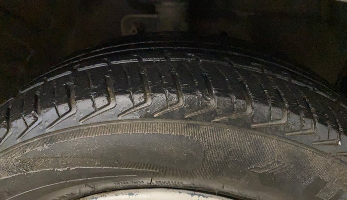 2014 Maruti Celerio LXI, CNG, Manual, 76,702 km, Right Front Tyre Tread
