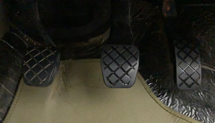 2012 Skoda Rapid AMBITION 1.6 TDI CR MT, Diesel, Manual, 1,02,250 km, Pedals