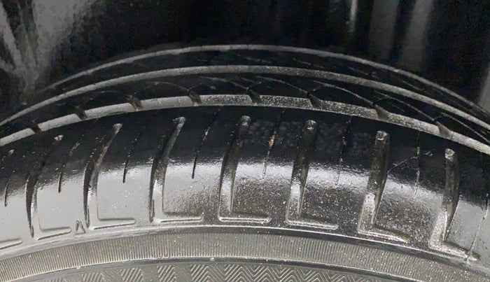 2012 Skoda Rapid AMBITION 1.6 TDI CR MT, Diesel, Manual, 1,02,250 km, Left Rear Tyre Tread