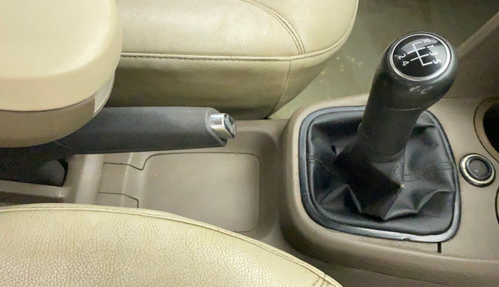 2012 Skoda Rapid AMBITION 1.6 TDI CR MT, Diesel, Manual, 1,02,250 km, Gear Lever