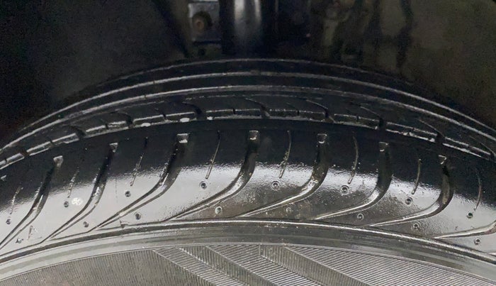 2012 Skoda Rapid AMBITION 1.6 TDI CR MT, Diesel, Manual, 1,02,250 km, Left Front Tyre Tread