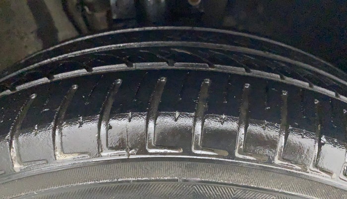 2012 Skoda Rapid AMBITION 1.6 TDI CR MT, Diesel, Manual, 1,02,250 km, Right Front Tyre Tread