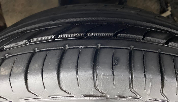 2014 Toyota Innova 2.5 VX 8 STR BS IV, Diesel, Manual, 1,88,079 km, Left Front Tyre Tread