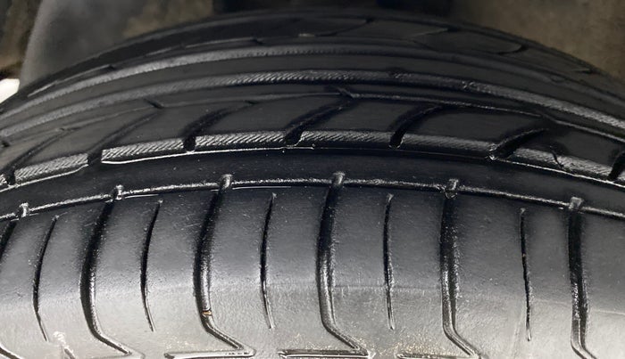 2014 Toyota Innova 2.5 VX 8 STR BS IV, Diesel, Manual, 1,88,079 km, Right Front Tyre Tread