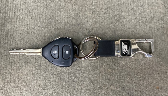 2014 Toyota Innova 2.5 VX 8 STR BS IV, Diesel, Manual, 1,88,079 km, Key Close Up