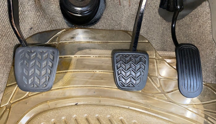 2014 Toyota Innova 2.5 VX 8 STR BS IV, Diesel, Manual, 1,88,079 km, Pedals