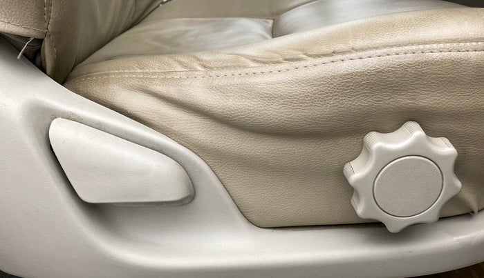 2014 Toyota Innova 2.5 VX 8 STR BS IV, Diesel, Manual, 1,88,079 km, Driver Side Adjustment Panel