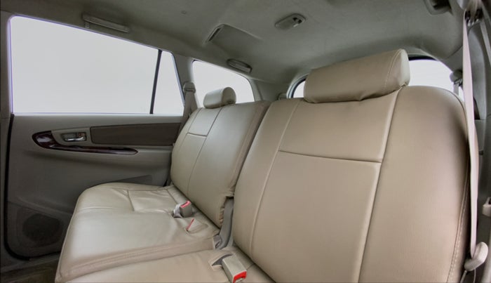 2014 Toyota Innova 2.5 VX 8 STR BS IV, Diesel, Manual, 1,88,079 km, Right Side Rear Door Cabin