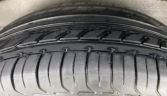 2014 Toyota Innova 2.5 VX 8 STR BS IV, Diesel, Manual, 1,88,079 km, Right Rear Tyre Tread