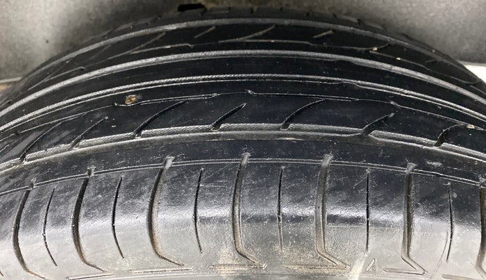 2014 Toyota Innova 2.5 VX 8 STR BS IV, Diesel, Manual, 1,88,079 km, Left Rear Tyre Tread