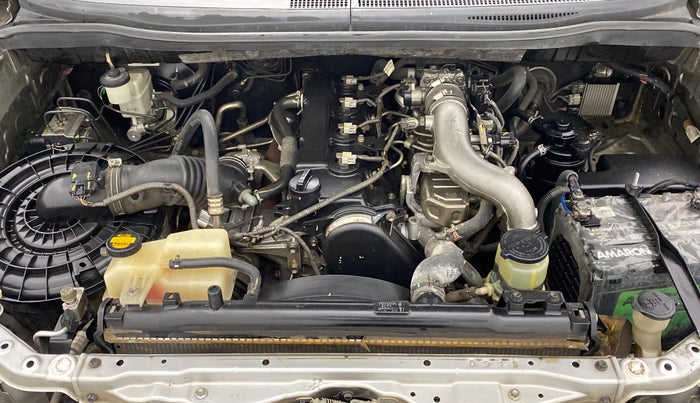 2014 Toyota Innova 2.5 VX 8 STR BS IV, Diesel, Manual, 1,88,079 km, Open Bonet