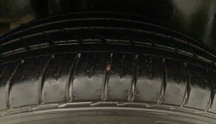 2016 Maruti Ciaz ZXI+ AT, Petrol, Automatic, 90,756 km, Right Front Tyre Tread