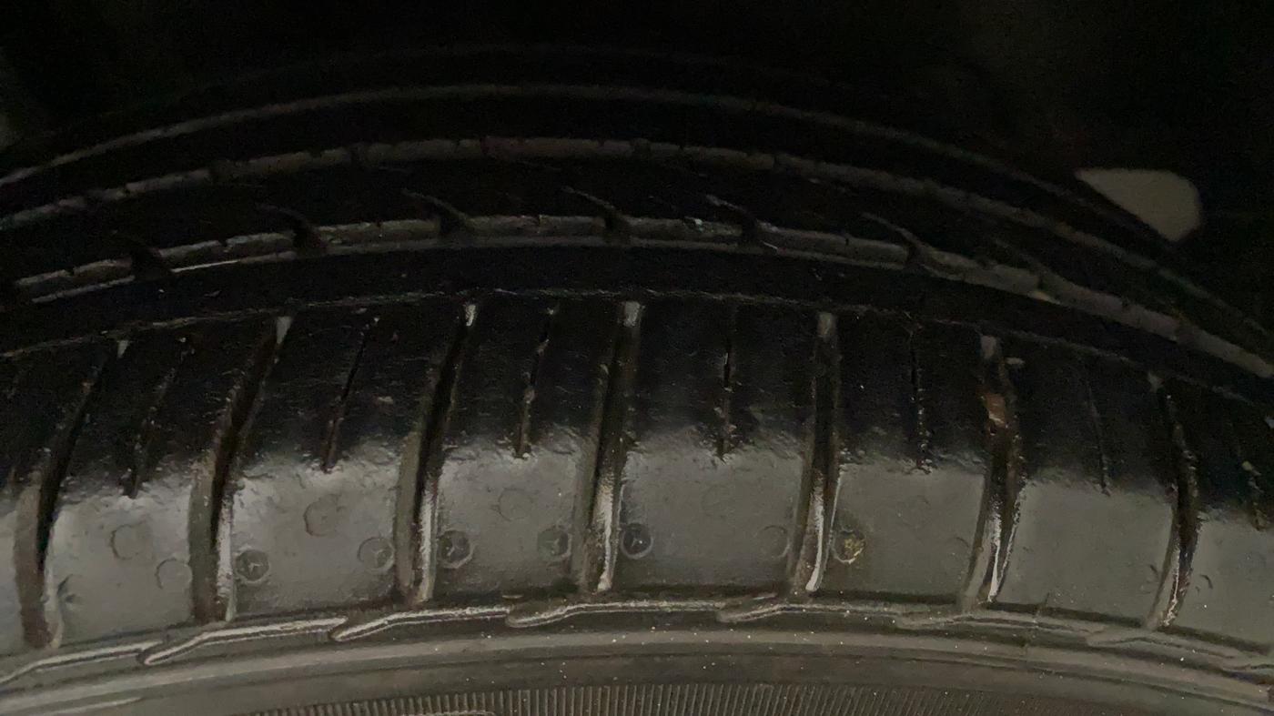 2016 Maruti Ciaz ZXI+ AT, Petrol, Automatic, 90,756 km, Left Front Tyre Tread