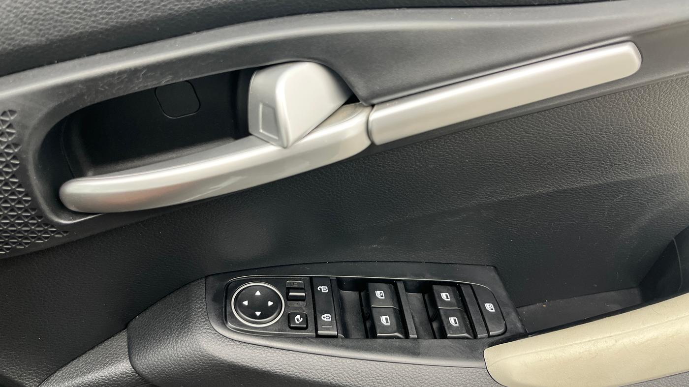2023 KIA SELTOS HTK PLUS 1.5 IMT, Petrol, Manual, 19,457 km, Driver Side Door Panels Control
