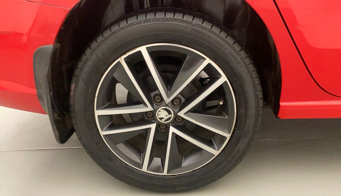 2018 Skoda Rapid STYLE 1.6 MPI AT, Petrol, Automatic, 49,088 km, Right Rear Wheel