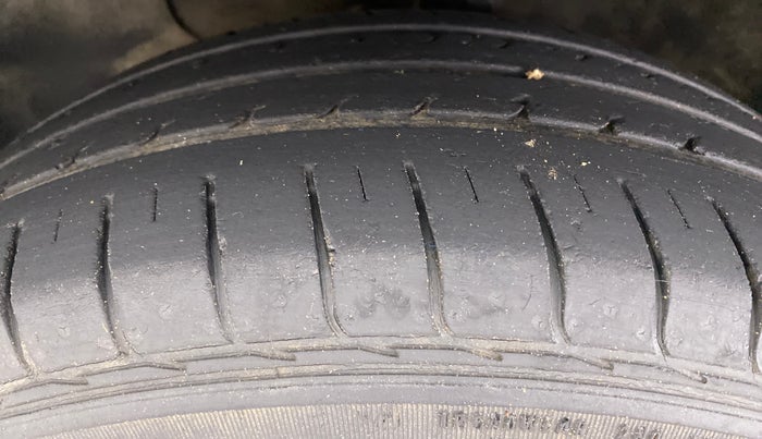 2014 Hyundai Elite i20 MAGNA 1.2, Petrol, Manual, 19,694 km, Left Front Tyre Tread