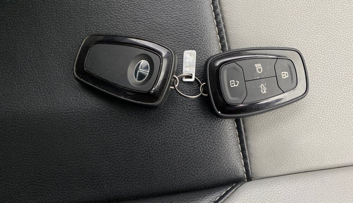 2022 Tata ALTROZ XZ PETROL, Petrol, Manual, 42,656 km, Key Close Up