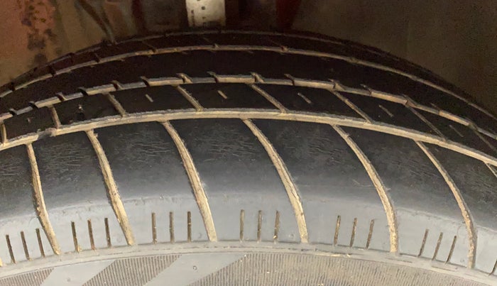 2014 Volkswagen Polo HIGHLINE1.2L, Petrol, Manual, 80,111 km, Right Front Tyre Tread