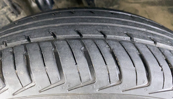 2018 Renault Kwid RXL, Petrol, Manual, 70,556 km, Left Front Tyre Tread