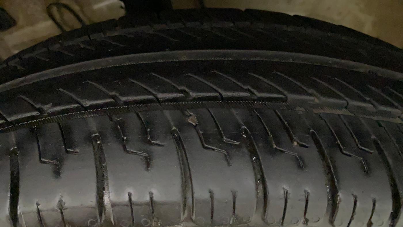 2016 Maruti Swift Dzire VXI, CNG, Manual, 81,632 km, Right Rear Tyre Tread