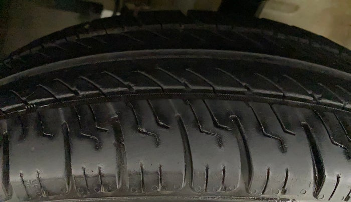 2016 Maruti Swift Dzire VXI, CNG, Manual, 81,632 km, Right Front Tyre Tread