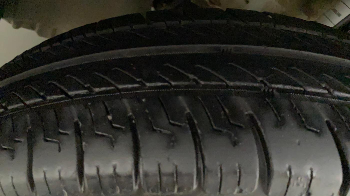 2016 Maruti Swift Dzire VXI, CNG, Manual, 81,632 km, Left Front Tyre Tread