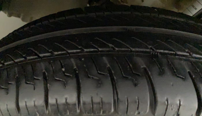2016 Maruti Swift Dzire VXI, CNG, Manual, 81,632 km, Left Front Tyre Tread